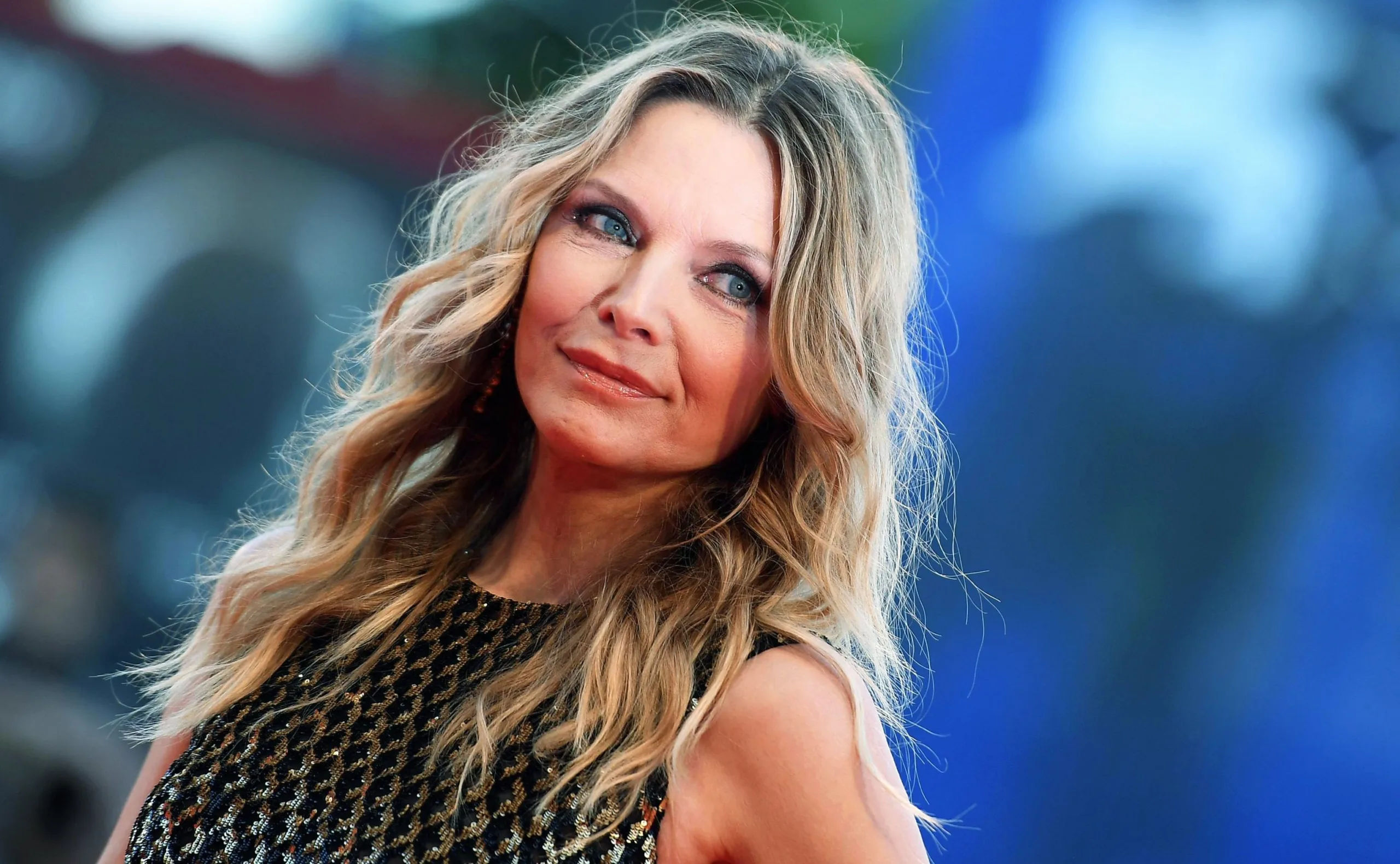 Η Michelle Pfeiffer το απλό ροκ ντύσιμο και η vegan τσάντα της McCartney