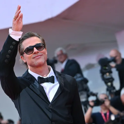 Ο Brad Pitt «τρέχει με 1000» στη F1 καθώς οι μεγάλες αγάπες δεν κρύβονται