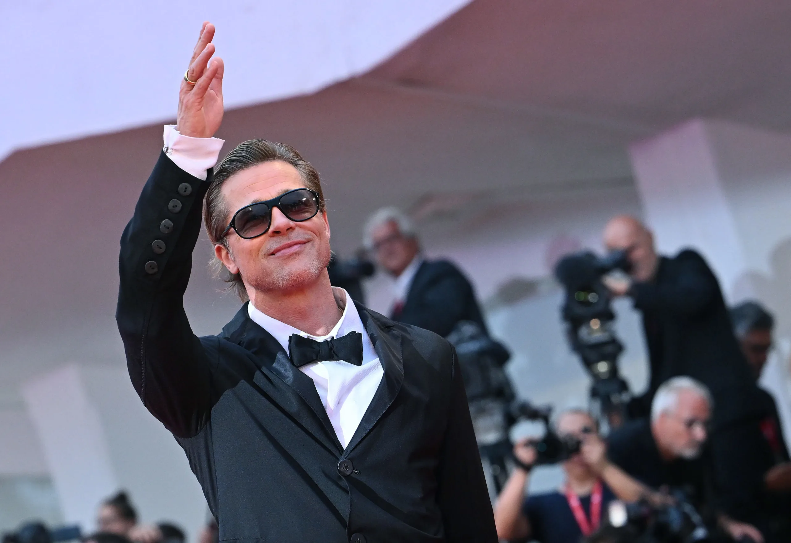 Ο Brad Pitt «τρέχει με 1000» στη F1 καθώς οι μεγάλες αγάπες δεν κρύβονται