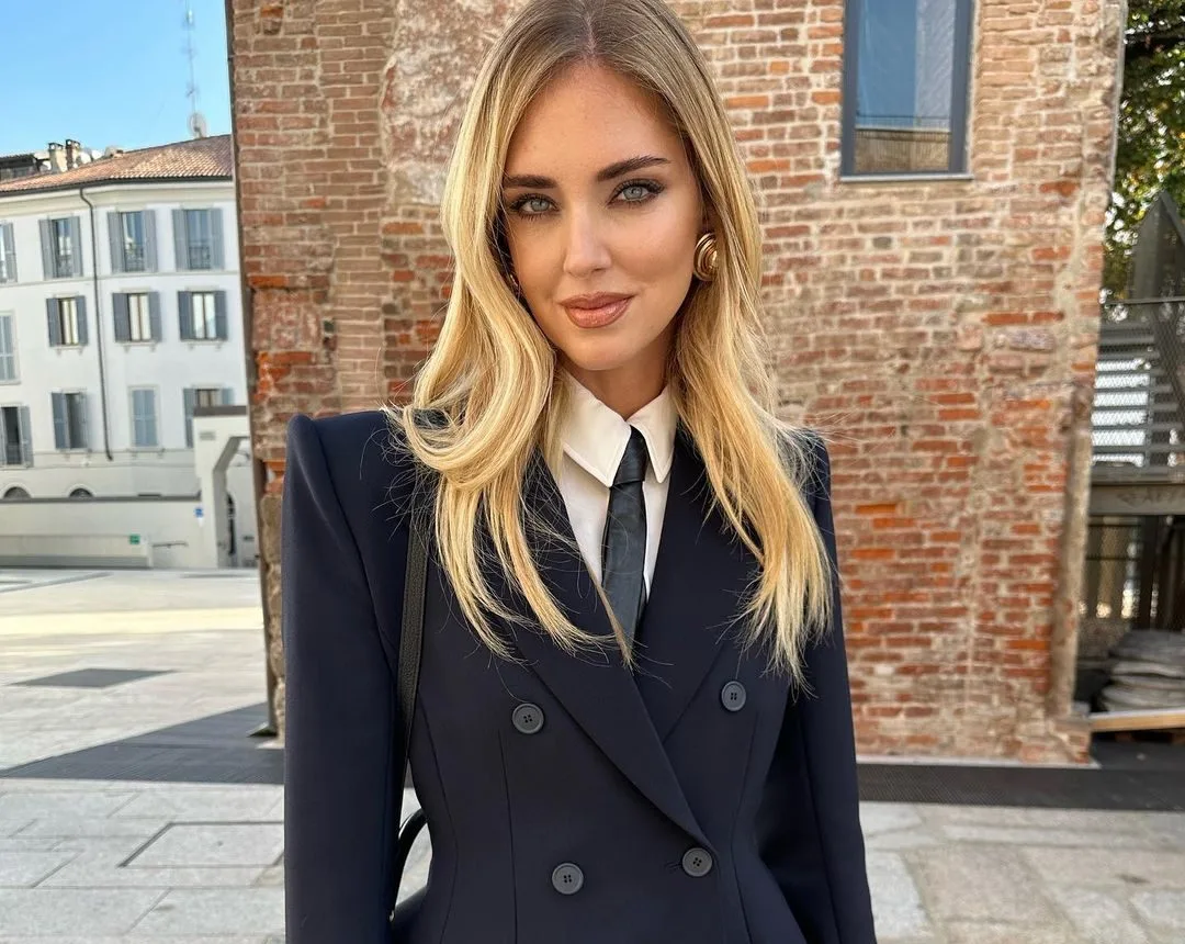 Η Chiara Ferragni φοράει γραβάτα και θέλουμε κι εμείς να τη φορέσουμε με τον ίδιο τρόπο