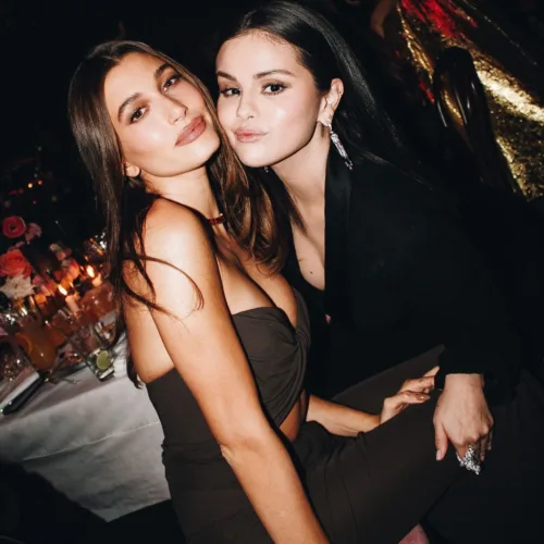 Τέλος στην κόντρα Hailey Bieber - Selena Gomez με μια αγκαλιά