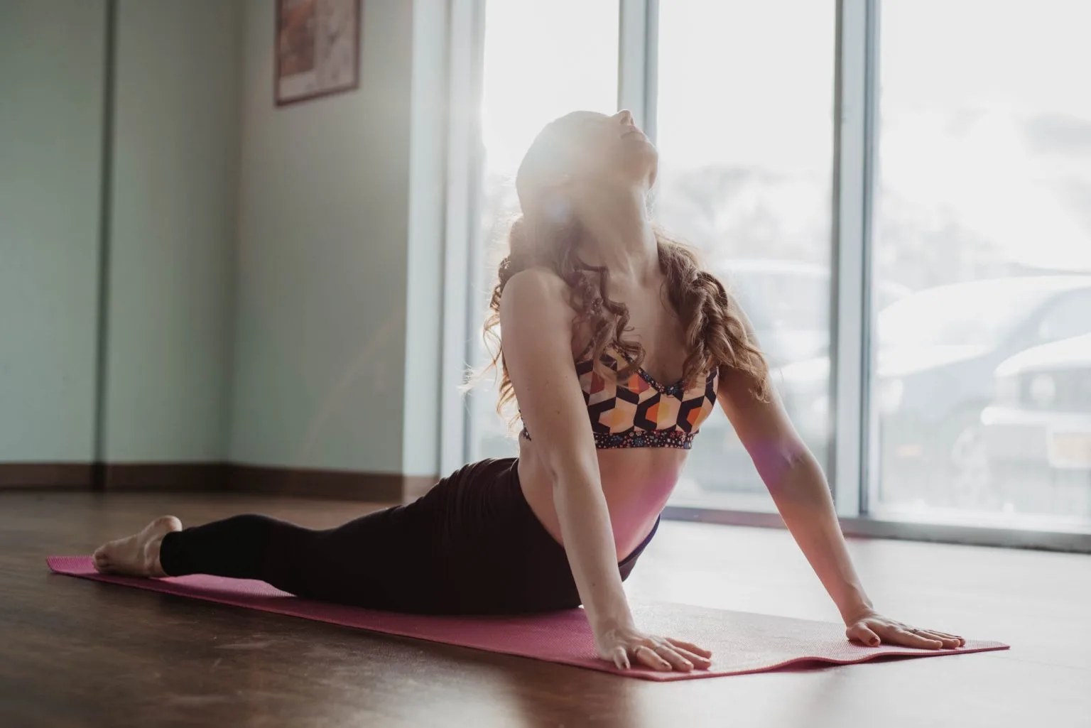 Κι όμως αυτές οι απλές κινήσεις yoga ανακουφίζουν από τους πόνους περιόδου