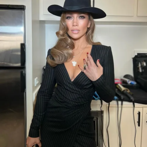 Η Jennifer Lopez έκανε το τέλειο φθινοπωρινό μανικιούρ με ένα μπορντό βερνίκι των 10 ευρώ