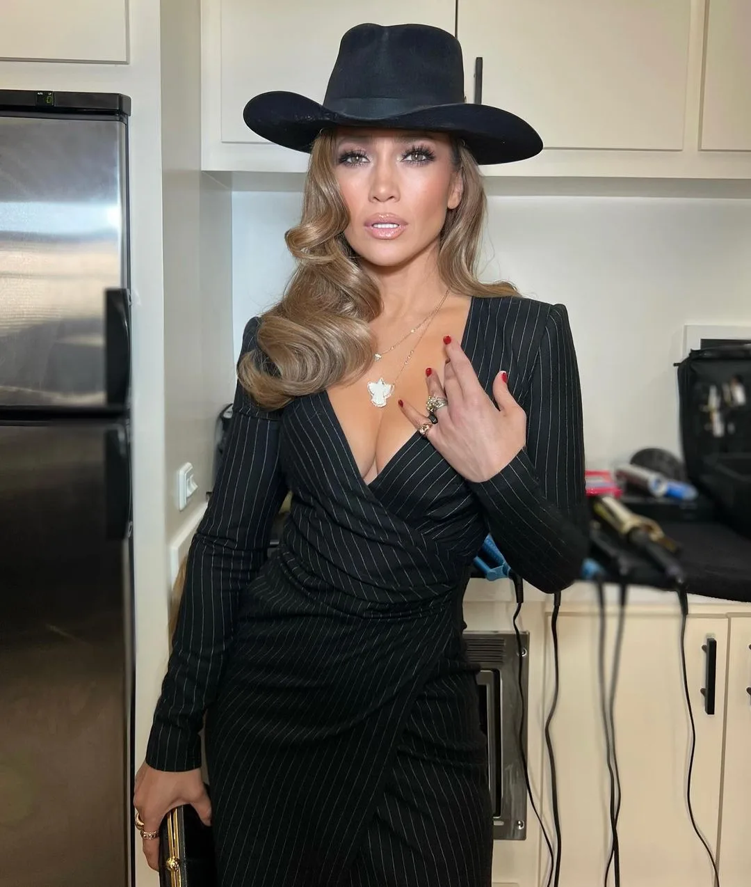 Η Jennifer Lopez έκανε το τέλειο φθινοπωρινό μανικιούρ με ένα μπορντό βερνίκι των 10 ευρώ