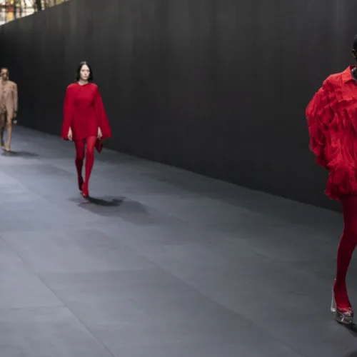 Red is the new black, η νέα έκθεση του οίκου Maison Valentino στη Ντόχα του Κατάρ