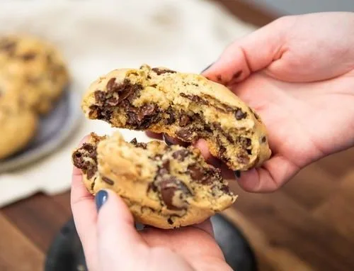 Φτιάξε τα Levain Bakery cookies που στη Νέα Υόρκη κάνουν ουρές για να τα αγοράσουν