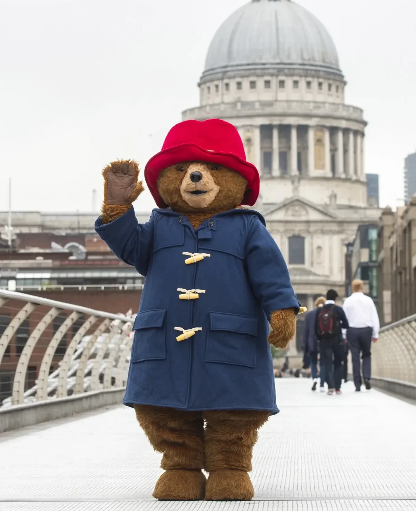 Λούτρινα αρκουδάκια Paddington θα δοθούν σε παιδιά στη μνήμη της βασίλισσας Ελισάβετ