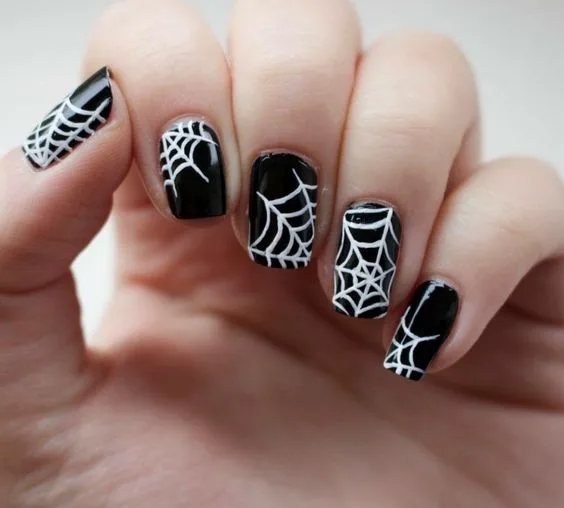 Γίνε ένα Halloween girl υιοθετώντας τα πιο spooky nail trends του '22