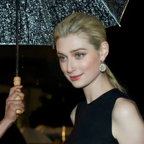 Η Elizabeth Debicki παίρνει θέση για τις αρνητικές κριτικές του «The Crown»