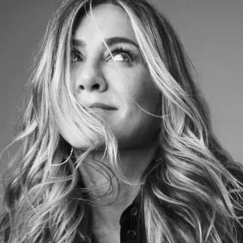 Η Jennifer Aniston μάς δείχνει πώς να αποκτήσουμε υπέροχα κυματιστά μαλλιά