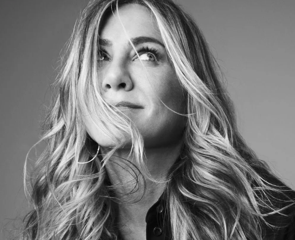 Η Jennifer Aniston μάς δείχνει πώς να αποκτήσουμε υπέροχα κυματιστά μαλλιά