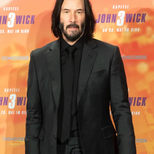 O Keanu Reeves σε ένα απολαυστικό video στο TikTok δείχνει πώς είναι η ζωή όταν αποκτάς κοπέλα