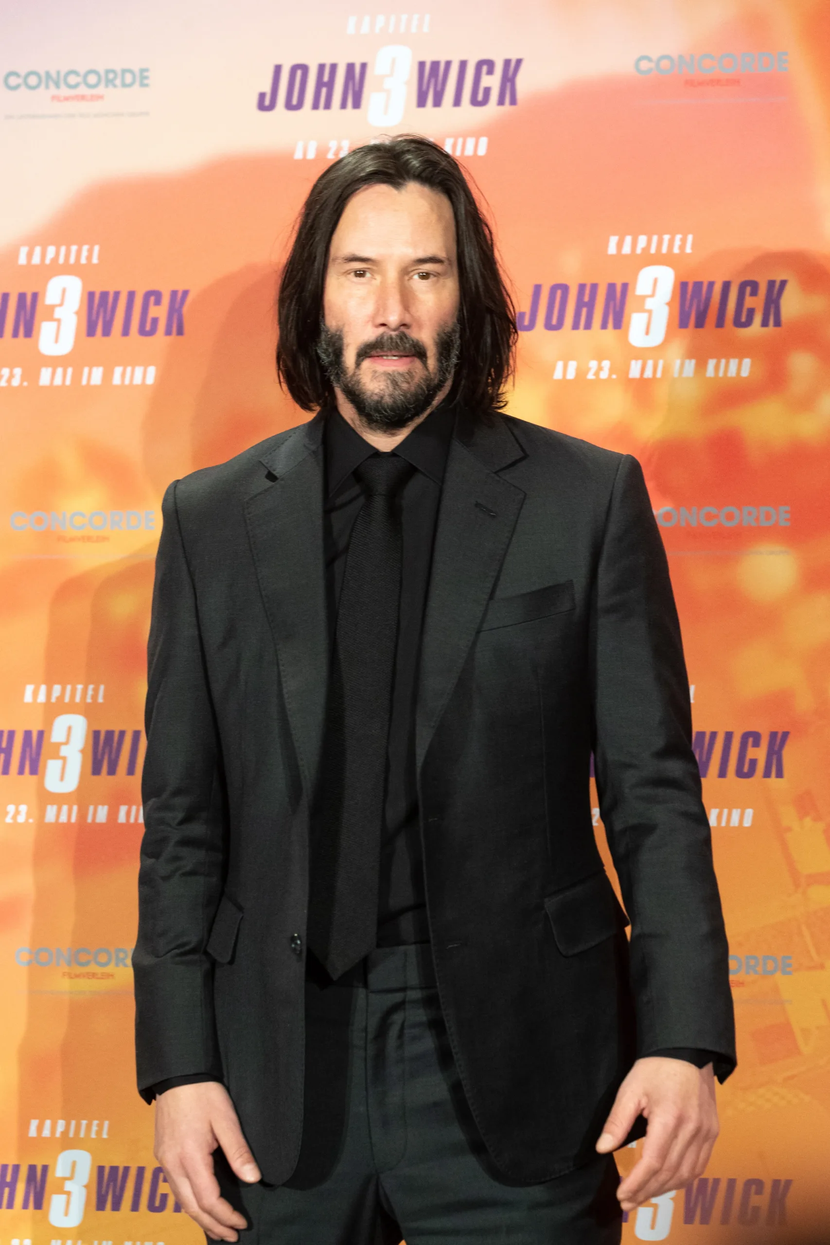 O Keanu Reeves σε ένα απολαυστικό video στο TikTok δείχνει πώς είναι η ζωή όταν αποκτάς κοπέλα