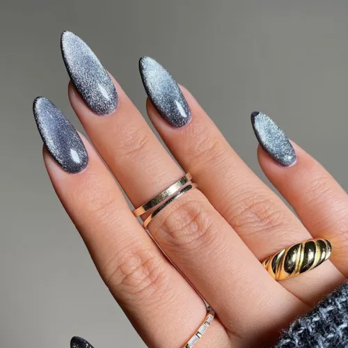 Τα Velvet nails είναι το απολυτό trend για το μανικιούρ των γιορτών