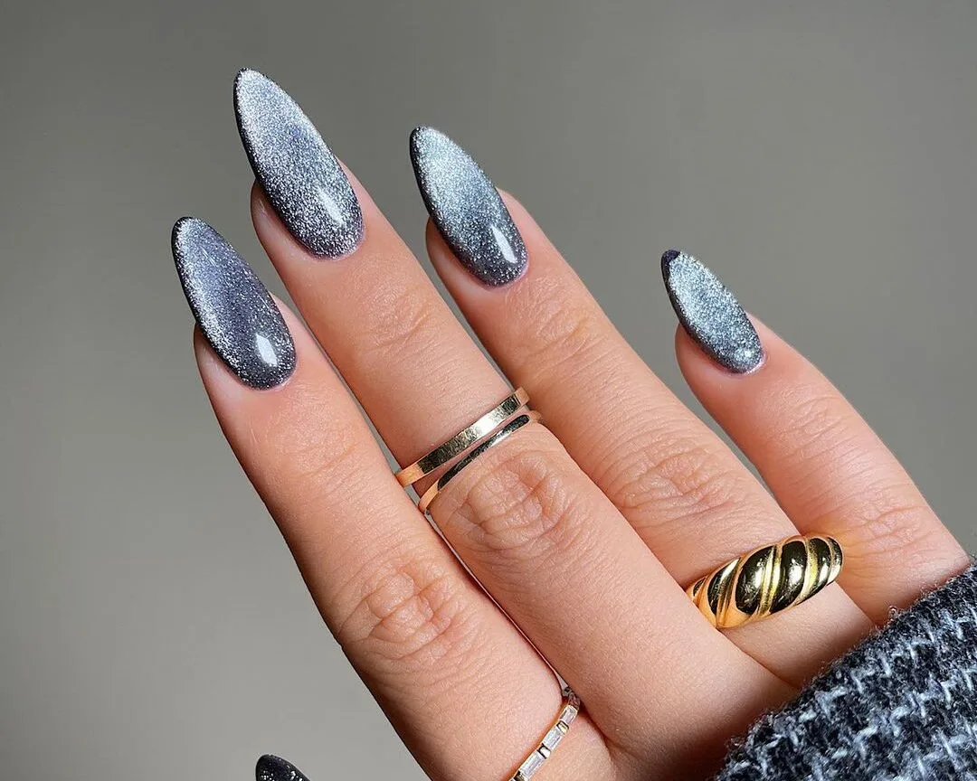 Τα Velvet nails είναι το απολυτό trend για το μανικιούρ των γιορτών