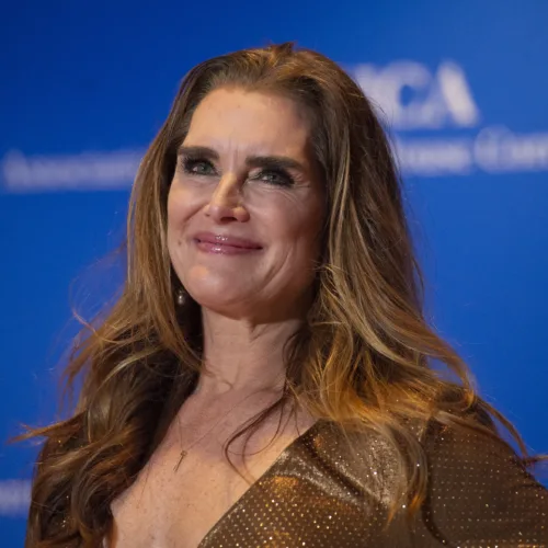 Η Brooke Shields παραδέχεται ότι ήταν «λάθος» που μίλησε δημόσια για τη σεξουαλική της ζωή