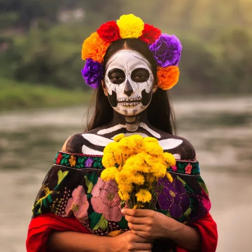 Dia de los muertos: Η πολύχρωμη γιορτή «χορεύει» με τους νεκρούς στο Μεξικό