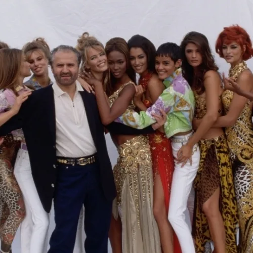 O Gianni Versace τιμάται από το Groninger Museum με μια μεγάλη έκθεση 25 χρόνια μετά τον θάνατό του