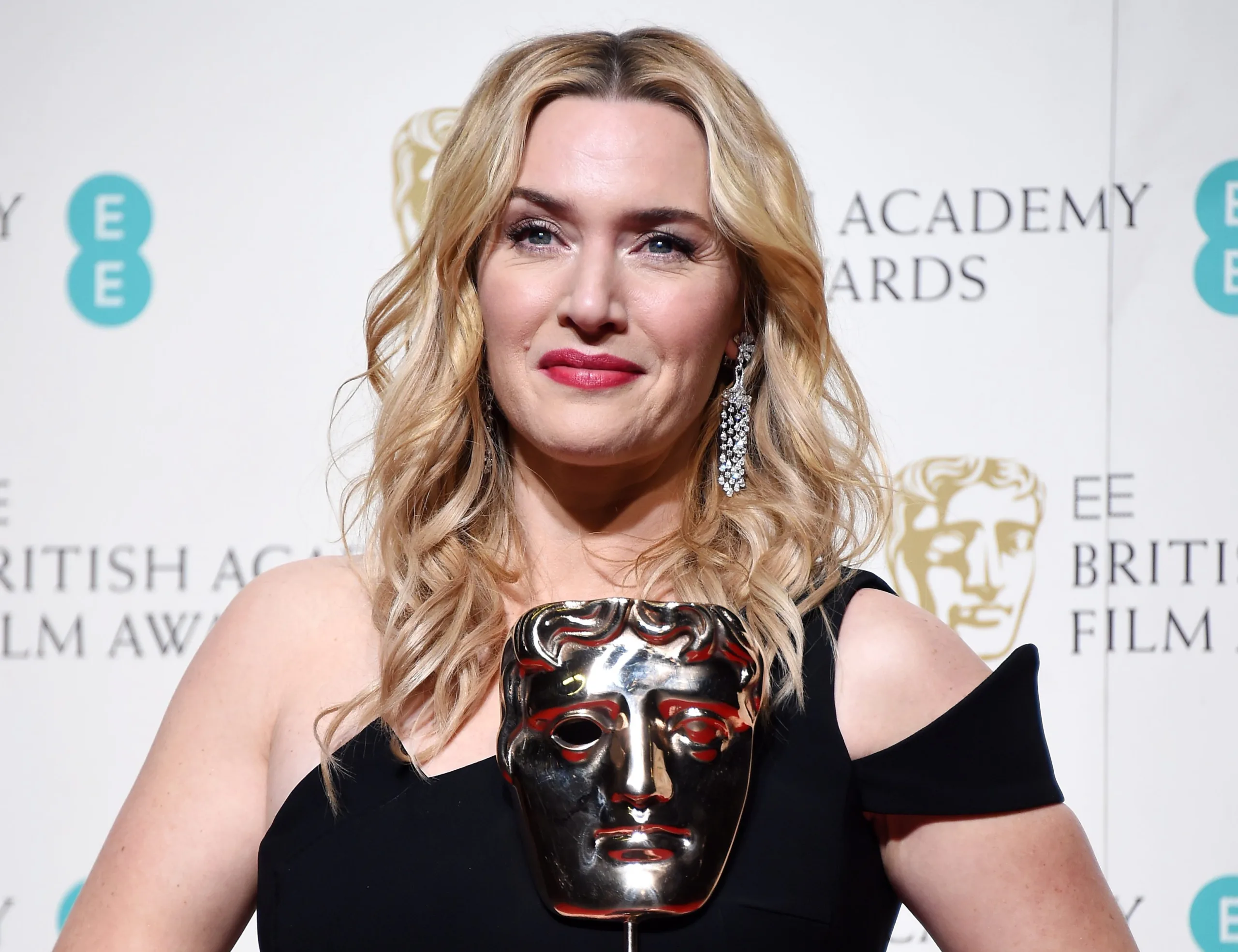 Η Kate Winslet θα πρωταγωνιστήσει στη νέα σειρά του ΗΒΟ «The Palace» μαζί με τον Hugh Grant