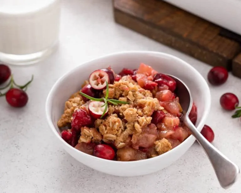 Cranberry apple crisp: Το ιδανικό γλυκό που «μυρίζει» Χριστούγεννα