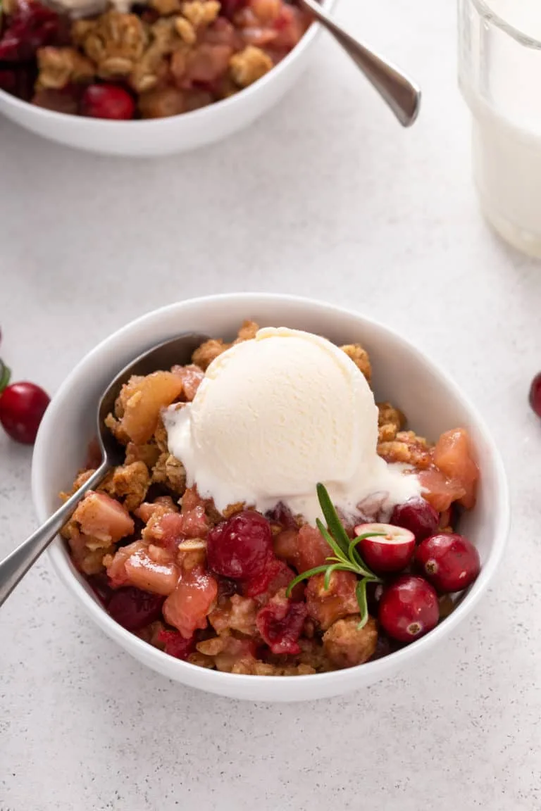 Cranberry apple crisp: Το ιδανικό γλυκό που «μυρίζει» Χριστούγεννα