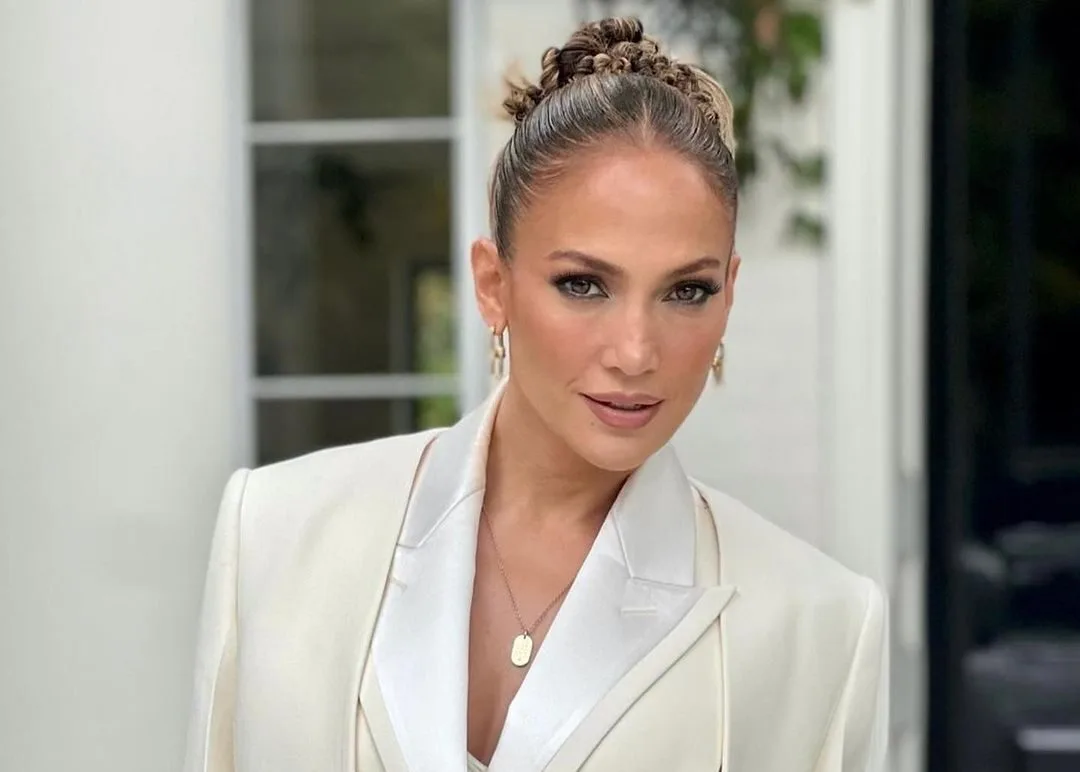 H Jennifer Lopez ανοίγει το σπίτι της στο LA και δηλώνει λάτρης των Χριστουγέννων