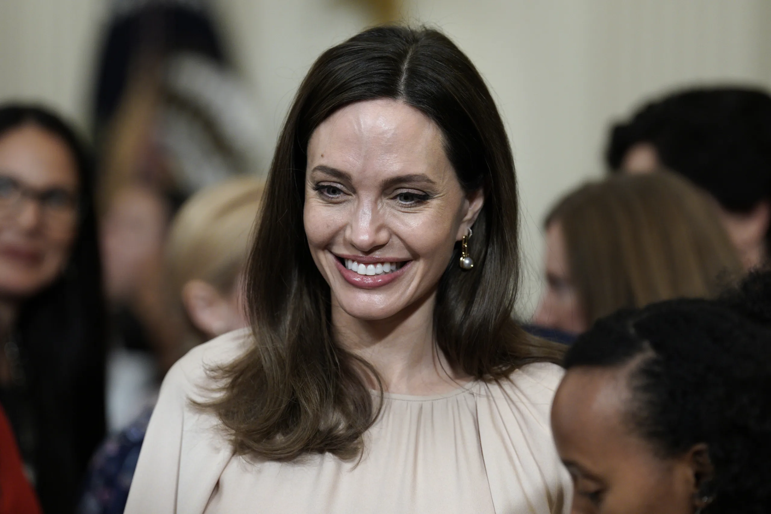 Angelina Jolie: Αποχωρεί από τον ρόλο της στην Ύπατη Αρμοστεία-Στηρίξει τις γυναίκες του Αφγανιστάν