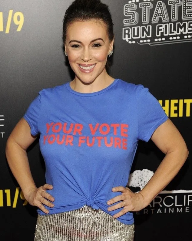 Η Alyssa Milano γιορτάζει τα γενέθλιά της και φωτογραφίζεται χωρίς μακιγιάζ