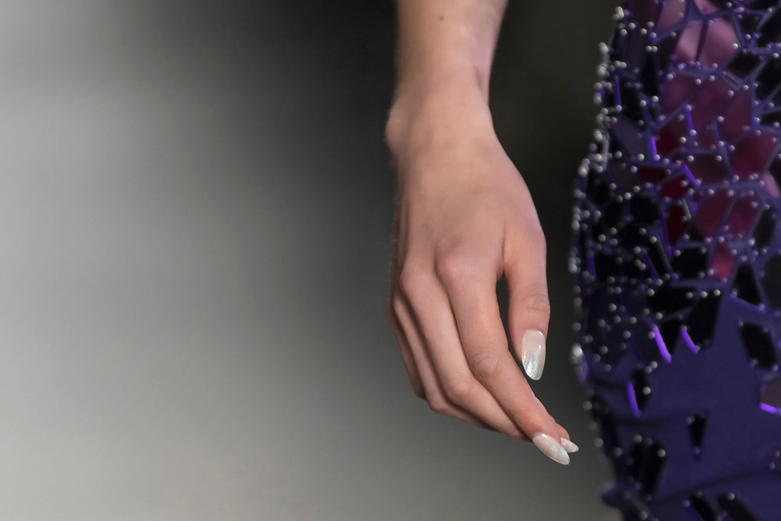 Τα «Milky White Nails» θυμίζουν τα χιονισμένα τοπία των Χριστουγεννιάτικων διακοπών