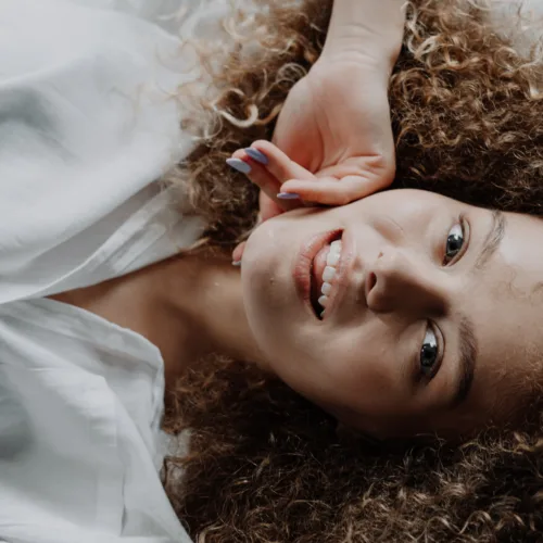 Όλα όσα πρέπει να ξέρεις για την Curly Girl Method ακόμη κι αν δεν είσαι σγουρομάλλα