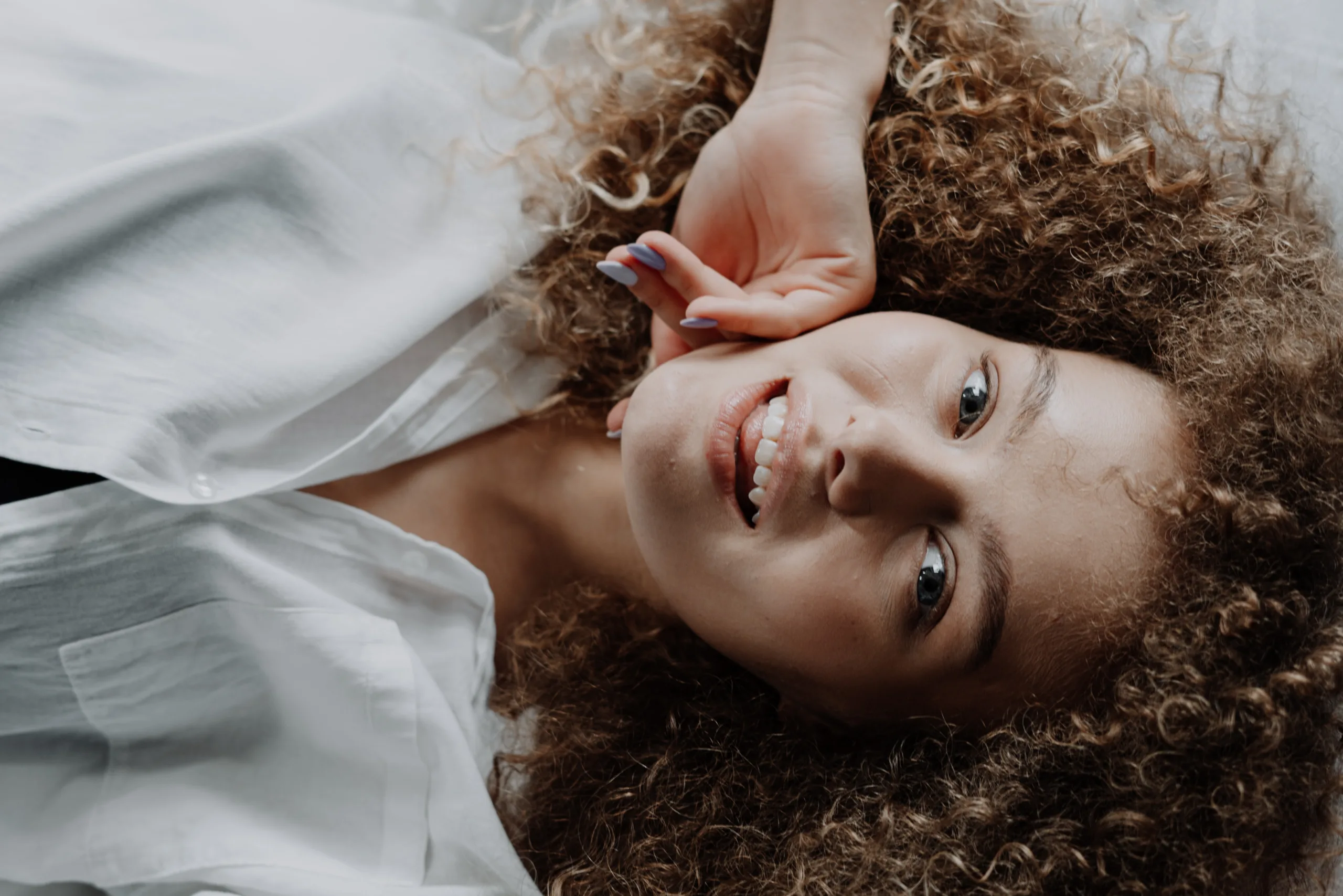 Όλα όσα πρέπει να ξέρεις για την Curly Girl Method ακόμη κι αν δεν είσαι σγουρομάλλα