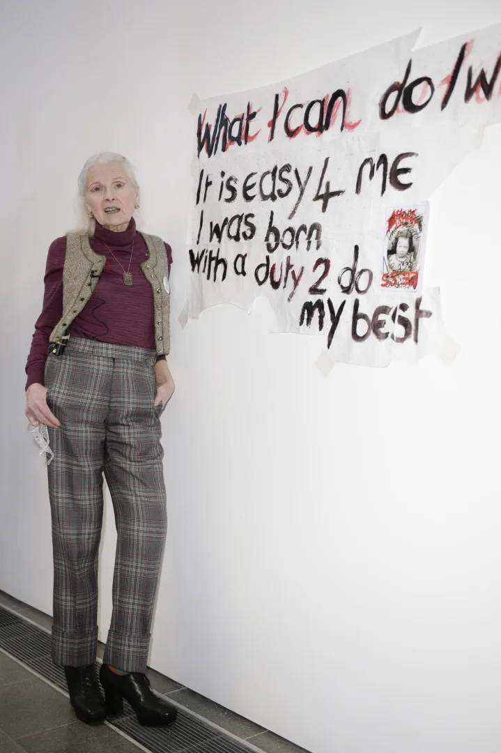 Η βασίλισσα του punk, Vivienne Westwood, μας αποχαιρέτησε φορώντας tartan και God save the Queen