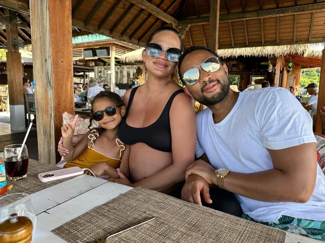 Chrissy Teigen: Γέννησε το τρίτο της παιδί 