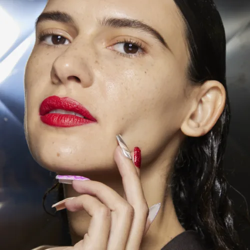 Long lasting lipstick: 5 κραγιόν που κρατούν τα χείλη σου εντυπωσιακά όλη μέρα