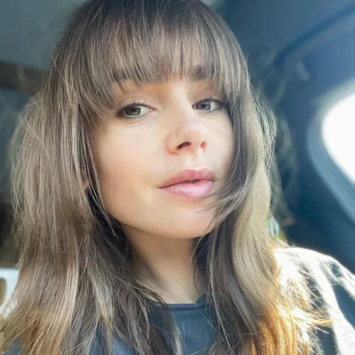 To Bottleneck Bangs είναι το νέο haircut trend της Emily in Paris που λατρεύουν όλες οι γυναίκες