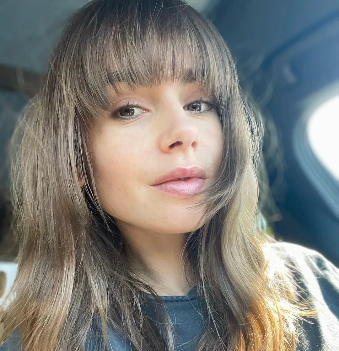 To Bottleneck Bangs είναι το νέο haircut trend της Emily in Paris που λατρεύουν όλες οι γυναίκες