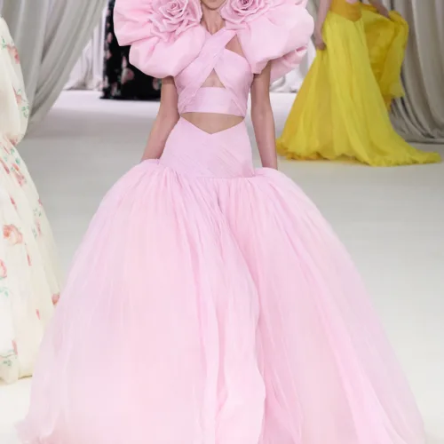 Το show του Giambattista Valli για την SS23 είχε την αίγλη του Beverly Hills σε τόνους «bubble gum»