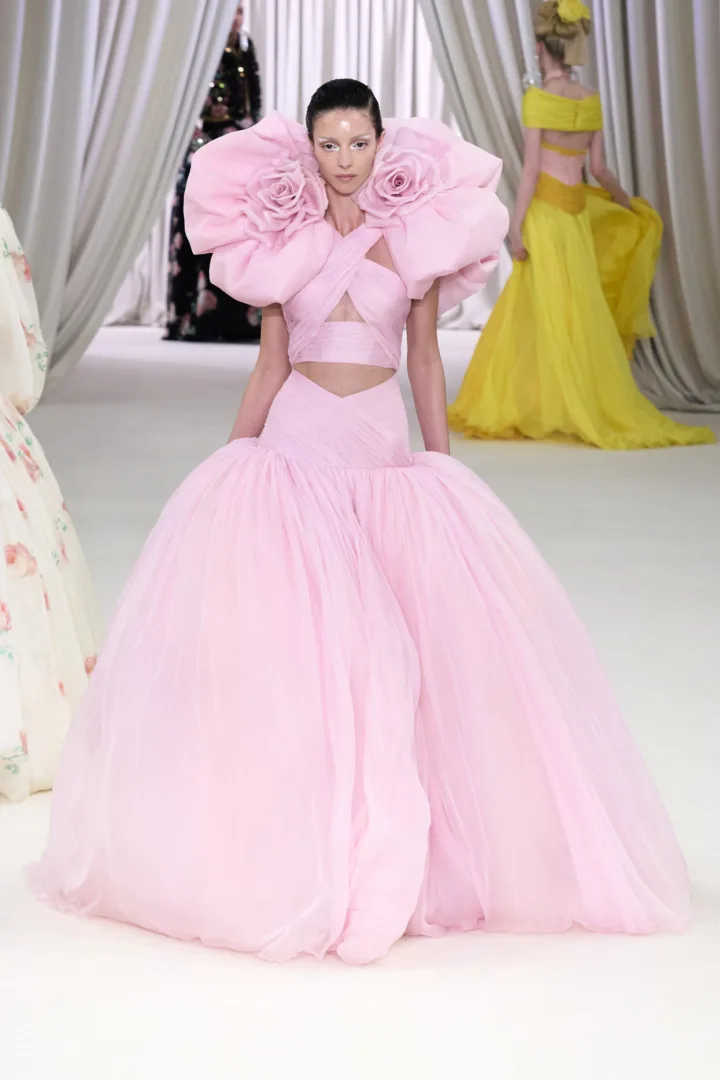 Το show του Giambattista Valli για την SS23 είχε την αίγλη του Beverly Hills σε τόνους «bubble gum»