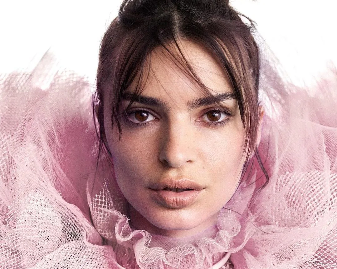 Emily Ratajkowski είναι το πρόσωπο στη νέα καμπάνια Flowerbomb των Viktor&Rolf