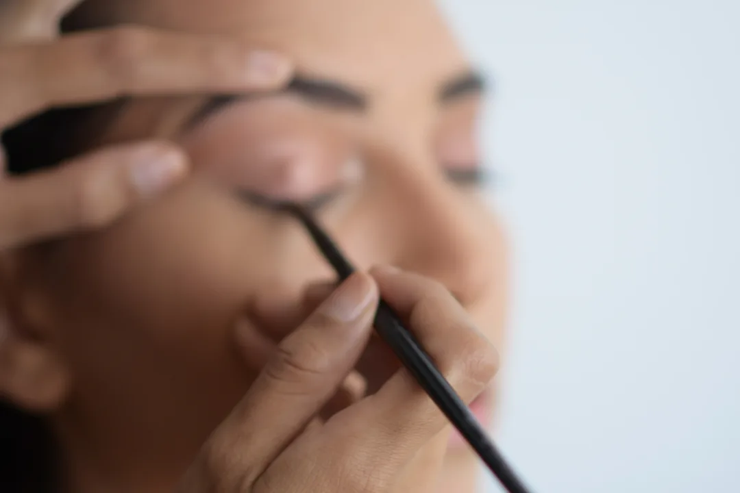 γυναικα που φοραει eyeliner 