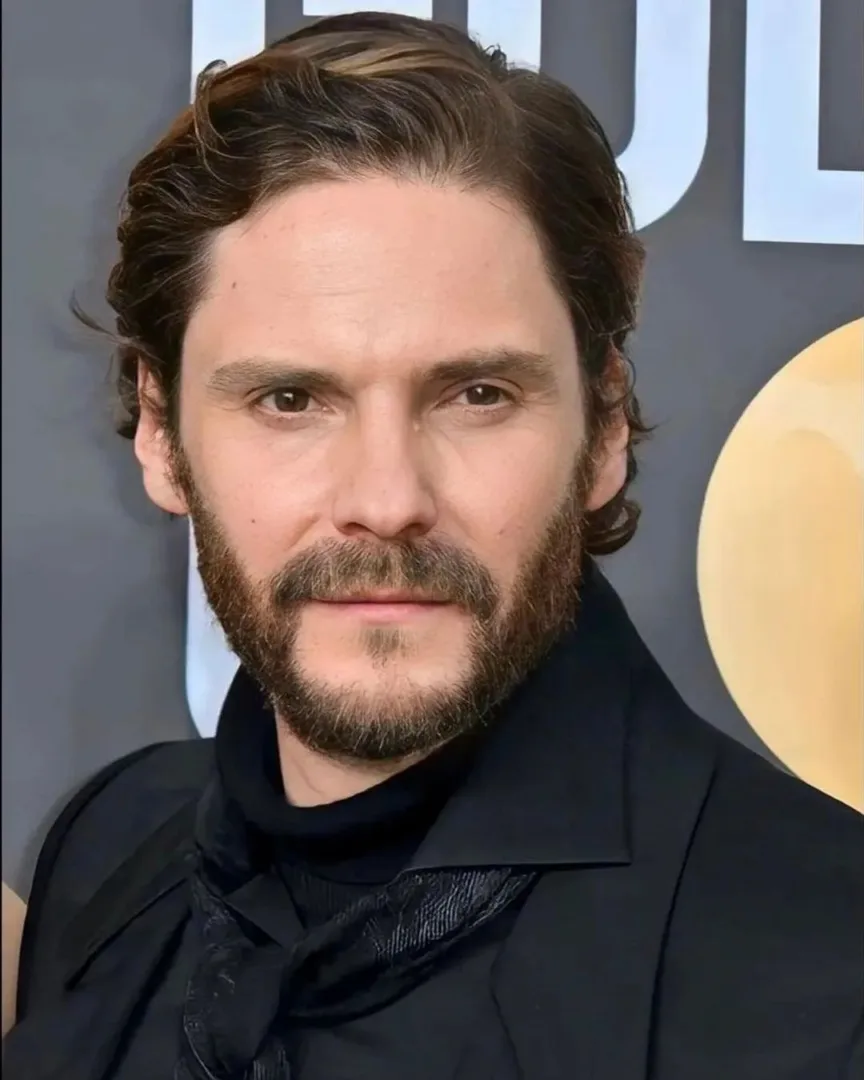 Ο Daniel Brühl θα υποδυθεί τον «Kaieser» μόδας Karl Lagerfeld στη σειρά του Disney+