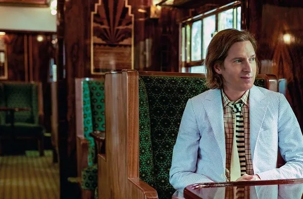 Ο Wes Anderson αναδιαμορφώνει ένα βαγόνι του 1950 και μας ταξιδεύει στο κινηματογραφικό του κόσμο