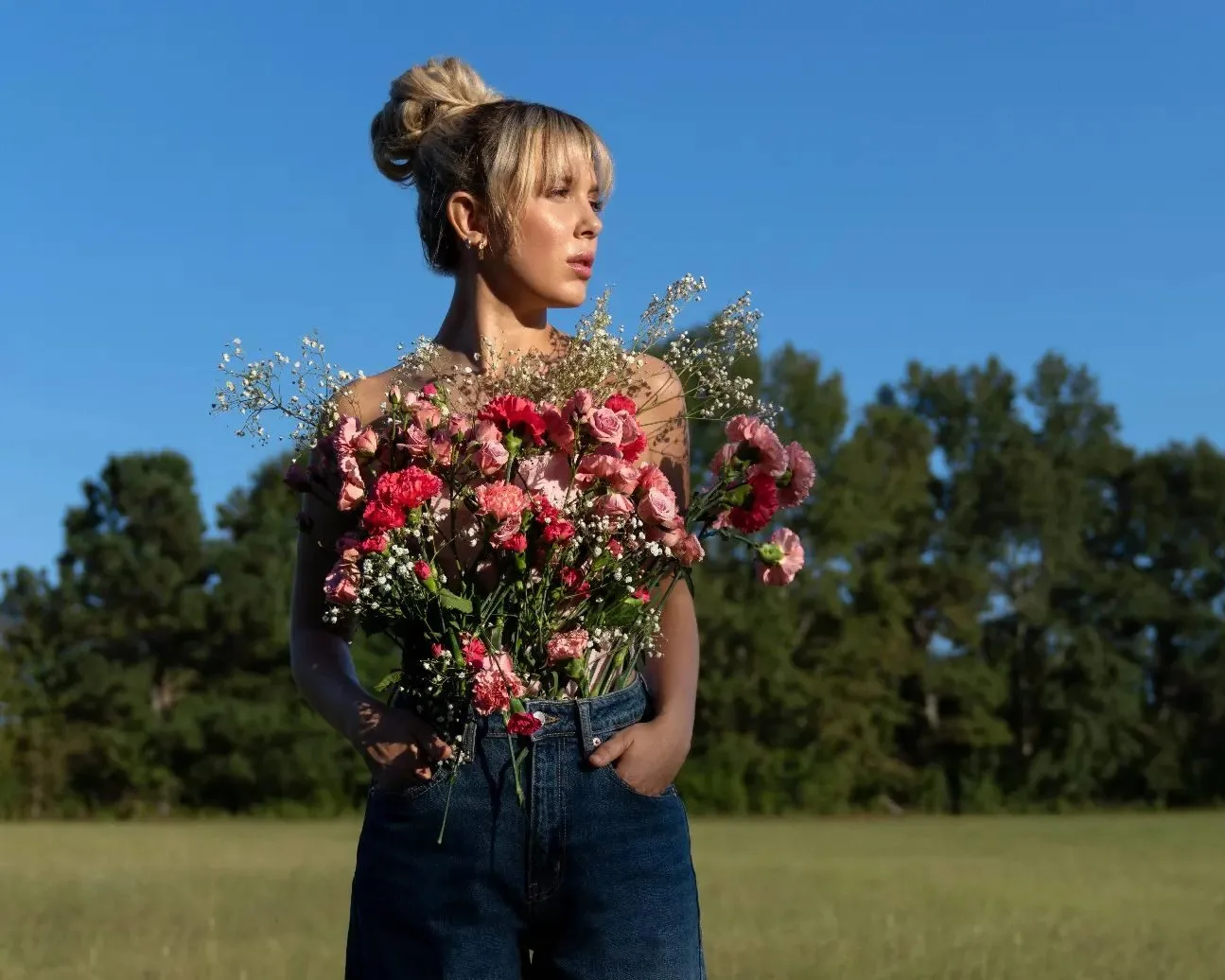 μανικιουρ millie boby brown στον αρραβωνα της