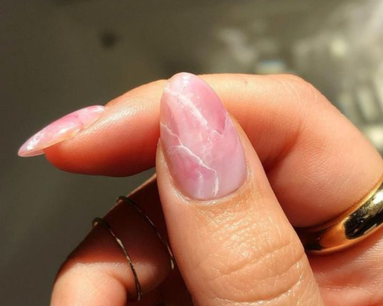 Rose Quartz Nails: Ο τρόπος για να δημιουργήσεις μόνη σου εύκολα το εφέ ροζ χαλαζία στα νύχια σου