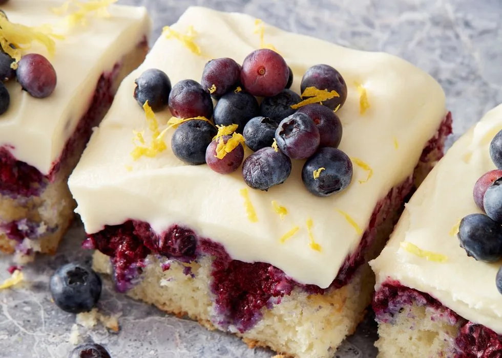 Lemon Blueberry Poke Cake: Το τέλειο γλυκό που θα φτιάχνεις άνοιξη-καλοκαίρι