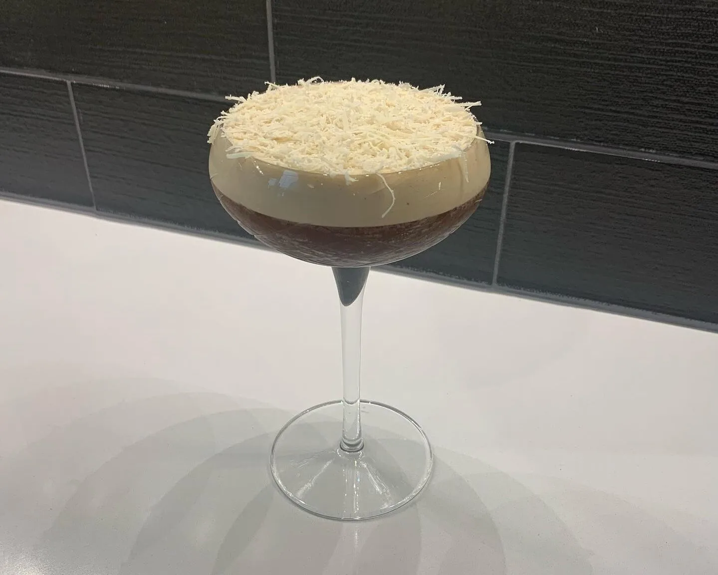 Είναι το espresso martini με παρμεζάνα το ποτό της άνοιξης; Γιατί όχι; Ας το δοκιμάσεις