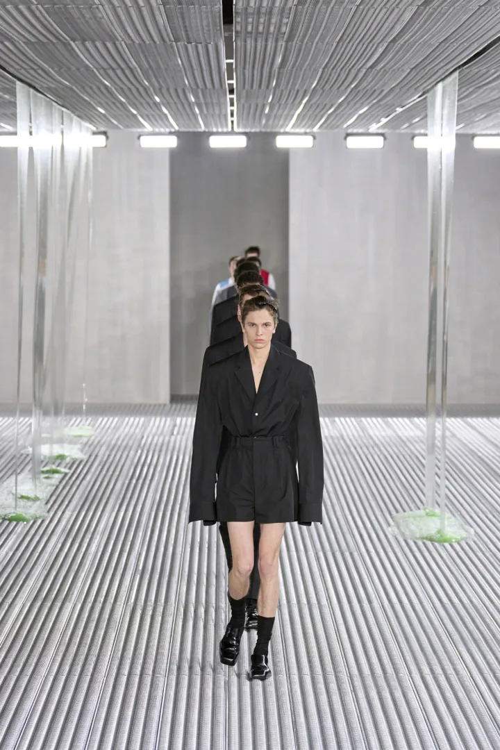 «Fluid Form»: Η συλλογή ανδρικών ενδυμάτων Prada SS'24 ενσωματώνει την έννοια της ρευστότητας