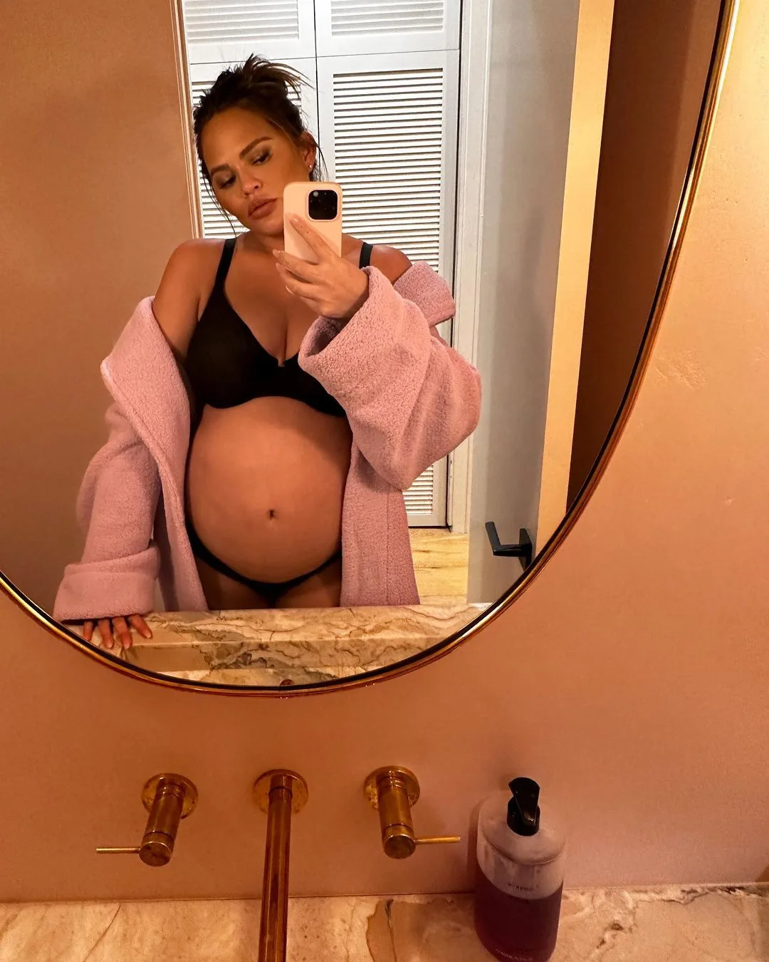 Η Chrissy Teigen και ο John Legend καλωσόρισαν το 4ο παιδί τους μέσω παρένθετης μητέρας