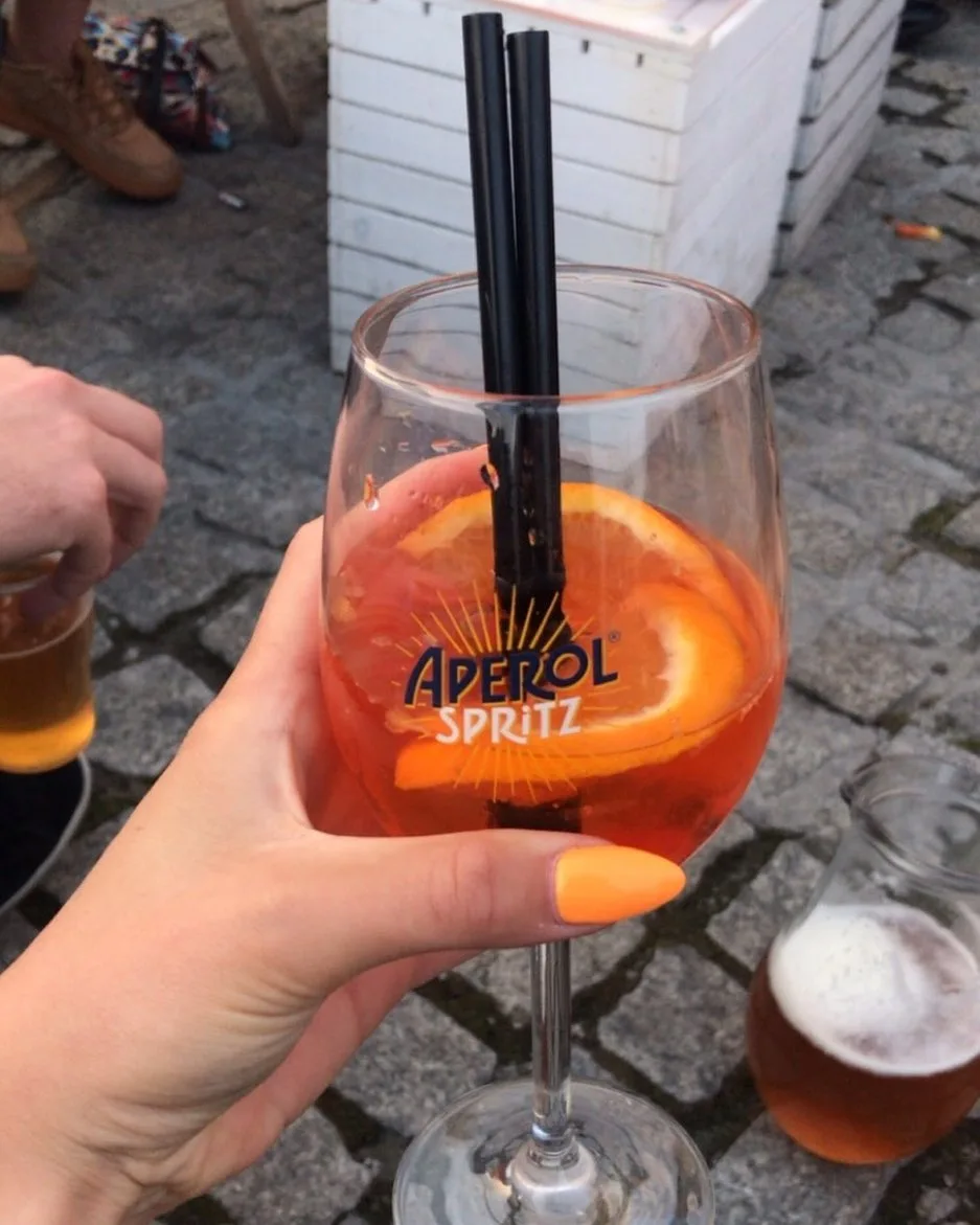 Aperol Orange Nails:Η καλοκαιρινή τάση μανικιούρ ταιριάζει απόλυτα με το αγαπημένο σου aperitivo