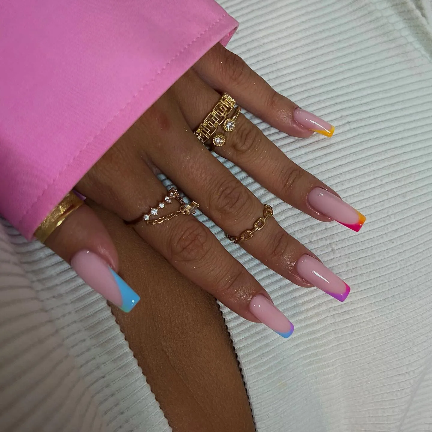 Colorblocking French Nails: Το trend που φέρνει τις πιο ζωηρές αποχρώσεις στο καλοκαιρινό σου μανικιούρ